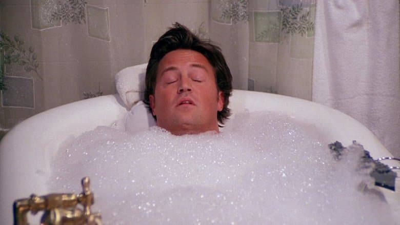 Cena de Aquele em que Chandler toma banho de banheira